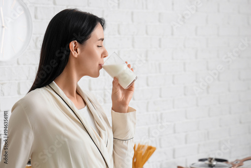 Beautiful woman drinking mi...