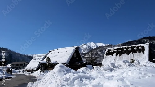 Wallpaper Mural 冬の晴れた日の白川郷雪景色 Torontodigital.ca