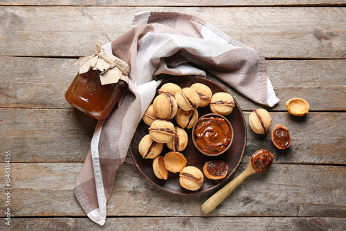 Plate with sweet walnut sha...