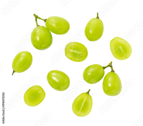 Fotografía Scattered fresh Shine Muscat green grapes with halves isolated on transparent ba