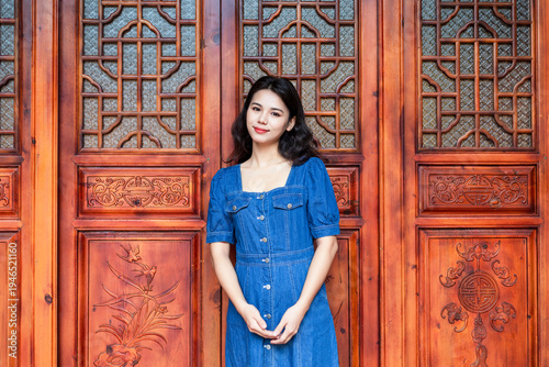 Quadro em tela A Chinese female tourist visiting an ancient building