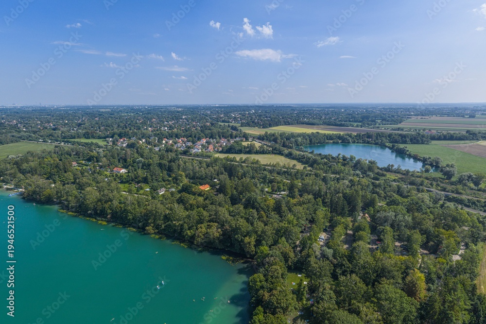 Obraz premium Olching im Kreis Fürstenfeldbruck von oben, östliche Stadtbezirke und Olchinger See