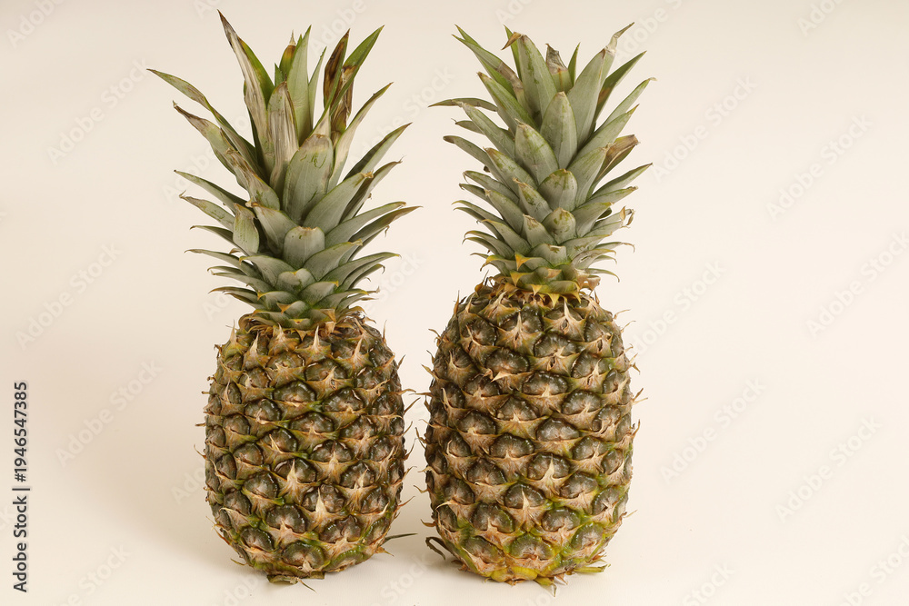 Fototapeta premium Frische tropische Ananas – exotische Frucht, gesunde Ernährung und Sommerfeeling, auch als Stücke oder Scheiben aus der Dose lecker