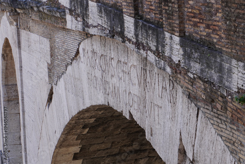 Φωτογραφία The ancient Cestius Bridge or Ponte Cestio over the Tiber River, among the island Tiberina and Trastevere quarter