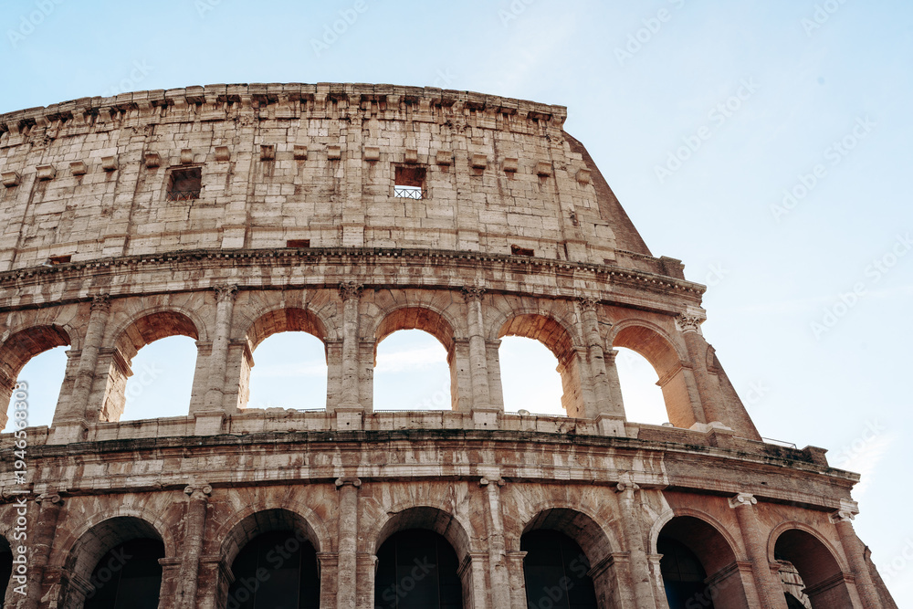 Obraz premium Exploring the history and structure of the Colosseum in Rome during daylight hours