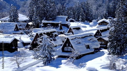 Wallpaper Mural 冬の雪景色合掌造り集落の五箇山 Torontodigital.ca