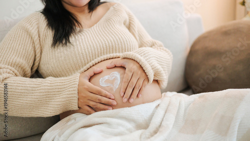 Φωτογραφία Heart shape made of cream on pregnant woman's belly.