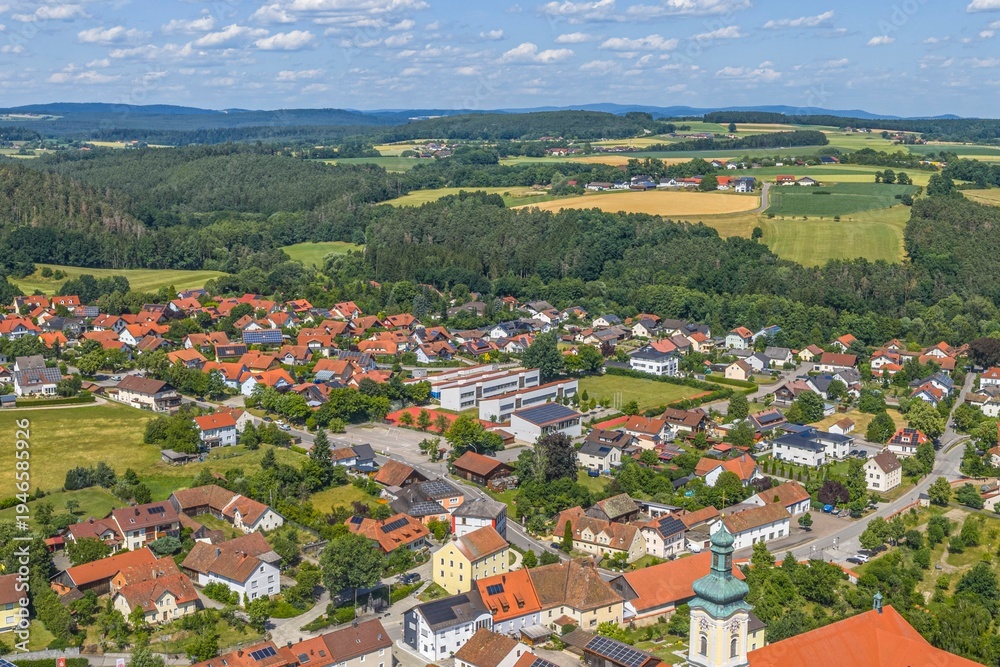Fototapeta premium Die Gemeinde Walderbach im Kreis Cham in der Oberpfalz aus der Vogelperspektive