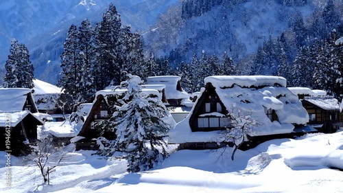 Wallpaper Mural 冬の雪景色合掌造り集落の五箇山 Torontodigital.ca