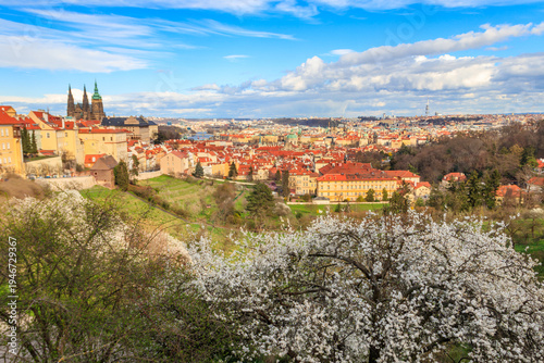 Fotografía Beautiful landscape of the old town and the Hradcany (Prague Castle) with St