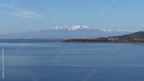 Le massif du Canigou enneigé et l'étang de Salses Leucate en mars 2026