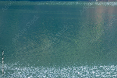 春の日差しで湖水が輝く07