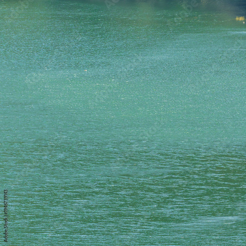 春の日差しで湖水が輝く12