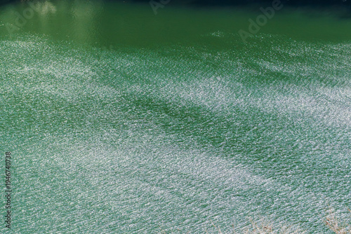 春の日差しで湖水が輝く16