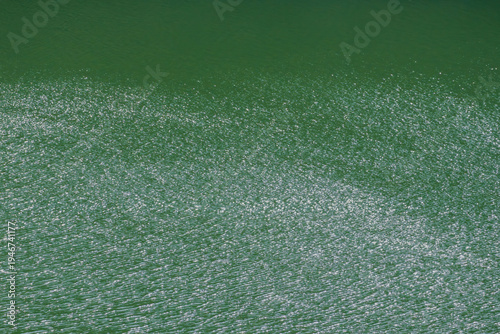 春の日差しで湖水が輝く18