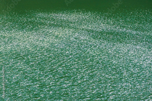 春の日差しで湖水が輝く20