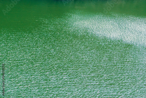 春の日差しで湖水が輝く22