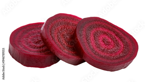 Foto Isolated vibrant red raw beetroot slices showing natural rings and healthy texture