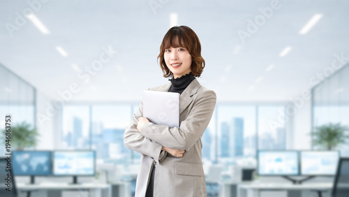 Foto ノートパソコンを持つ笑顔のビジネスウーマン オフィスのビジネスイメージ, Smiling Businesswoman Holding Laptop in Off