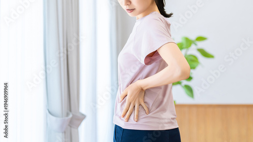 Εκτύπωση καμβά ウエストまわりを気にする女性 体型やダイエットの悩みイメージ, Woman Concerned About Waistline Body Shape and D