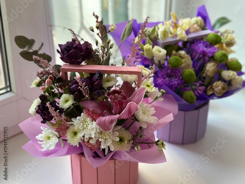 Schilderij op canvas A wooden basket filled with beautiful spring flowers, a fresh floral arrangement that inspires a new day