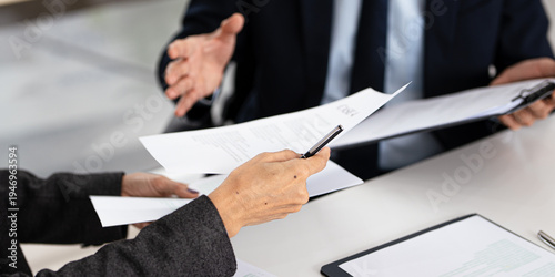 Foto Lawyer and an attorney discuss the contract