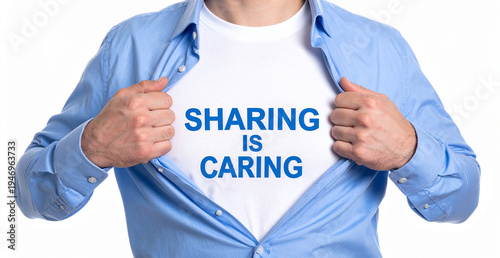 Sharing is caring - Ein Mann öffnet sein Hemd und zeigt sein TShirt