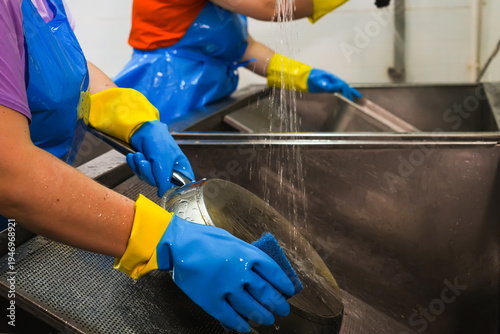 Foto Washing dishes in a commercial kitchen.