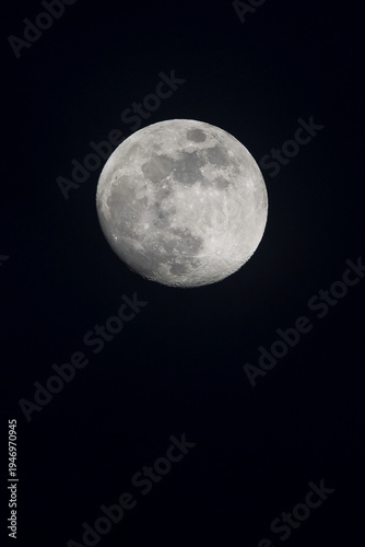 Foto Full moon at midnight and dark sky
