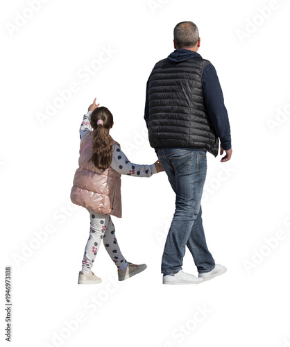 Homme en jean, baskets blanches, pull bleu marine et doudoune sans manches noire marchant avec une fillette en doudoune rose sans manches, tenue à pois et baskets, pointant sa main devant elle. 