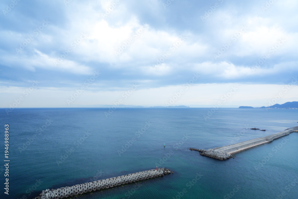 Obraz premium 兵庫県洲本温泉から眺める紀淡海峡と遠くに望む友ヶ島【3月】