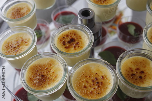 Verschiedene Desserts im Glas