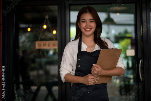 фотографія Woman business owner smiling welcoming customers to cafe
