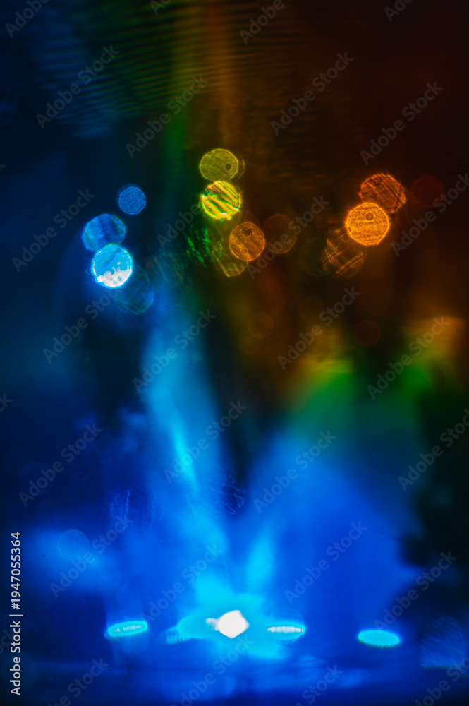 Fototapeta premium Sphère de cristal irisée et jeux de lumière abstraits sur fond sombre.