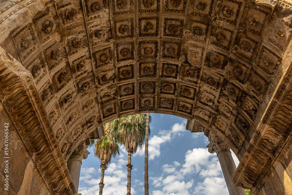 Obraz premium Roman rosettes on the ceiling of the Hadrian's Gate arch in Antalya. The famous gate, built in honor of the ancient Roman emperor. The Arc de Triomphe in the Kaleichi area. Hadrian's Gate in Antalya.