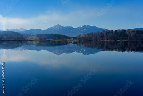 Absdorfer See im Frühling in Bayern mit Berg Spiegelung im See