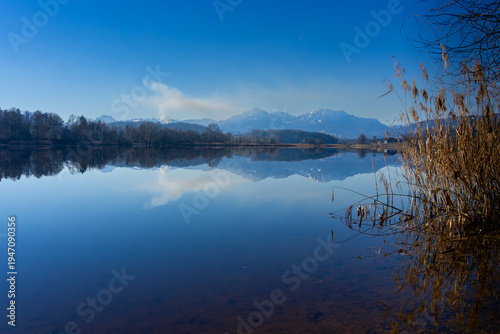 Absdorfer See im Frühling in Bayern mit Berg Spiegelung im See