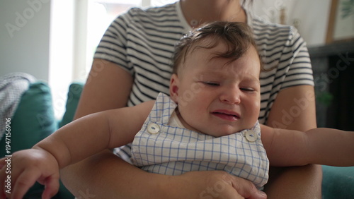 Foto Baby reaching for camera, curious exploration, frustration when unable to touch,