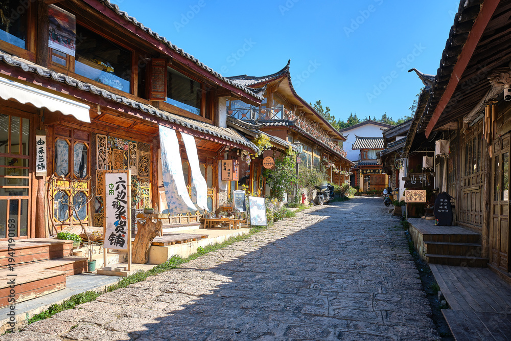 Ταπετσαρία view of a street of baisha old town close to lijiang, yunnan, china