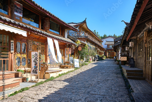 Fotografía view of a street of baisha old town close to lijiang, yunnan, china