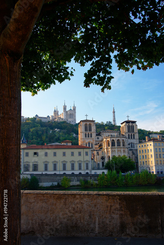 Vu sur le vieux Lyon avec Basilique de Fourvière ainsi que la cathédrale Saint-Jean