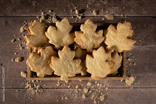 Fotografie Biscuits sablés en forme de feuille d'érable canadienne - Vue de dessus