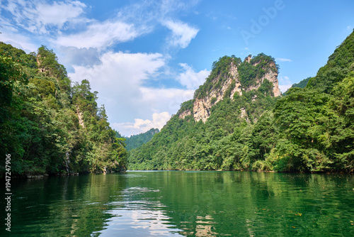 Foto lake with karst mountain close to zhangjiajie, china