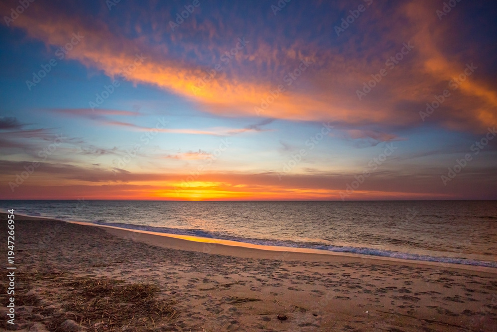 Obraz premium Sunrise over the ocean at Assateague Island National Seashore, Maryland
