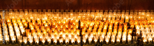 Lichtermeer zur österlichen Messe, unzählig viele Kerzen, die den Raum beleuchten