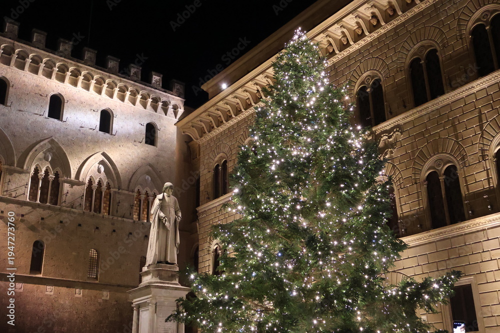 Obraz premium Christmas tree at Piazza Salimbeni in Siena Italy