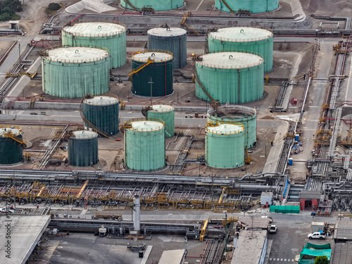 Foto Aerial view of enormous oil tanks with steel piping system and HDPE geomembrane
