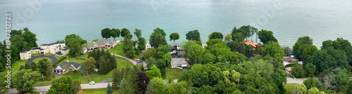 фотографія Upscale suburban homes on lake Ontario waterfront area in Rochester, NY