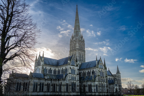 Canvas-taulu Historic Salisbury Cathedral stands tall against a clear sky in a small town in