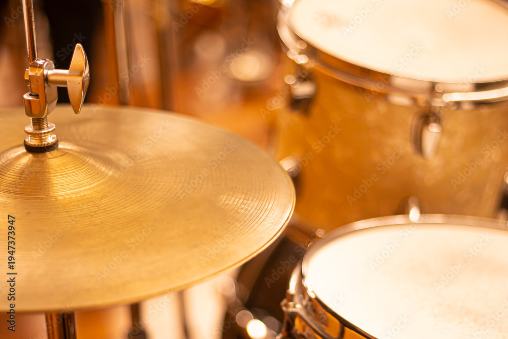 Fototapeta premium drummer en mrimer plano con espacio para texto